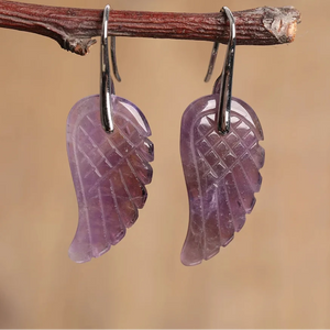 Natural Stone Jewels® - Orecchini pendenti con ali d'angelo intagliate in microcristalli per donna