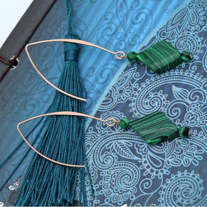 Natural Stone Jewels® - S&amp;Z progetta nuovi orecchini lunghi in malachite prismatica naturale per donna