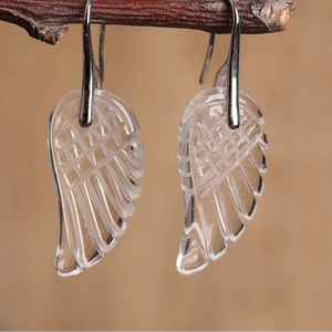 Natural Stone Jewels® - Orecchini pendenti con ali d'angelo intagliate in microcristalli per donna