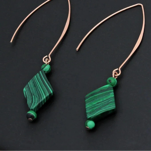 Natural Stone Jewels® - S&amp;Z progetta nuovi orecchini lunghi in malachite prismatica naturale per donna
